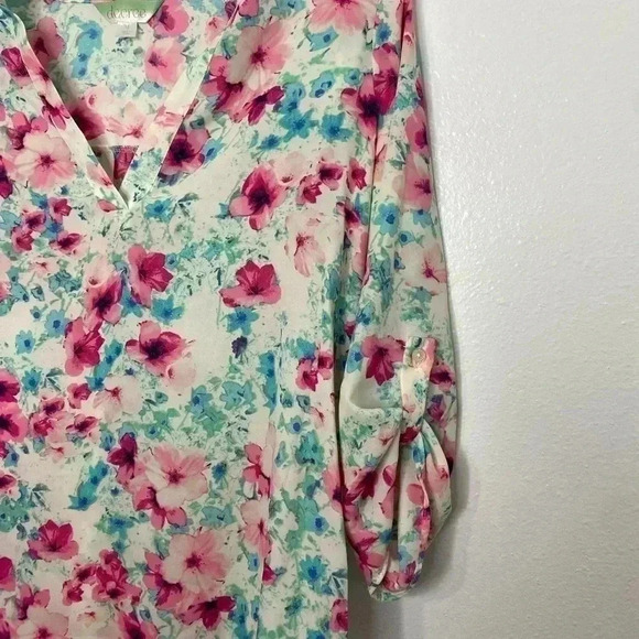 Decree Floral Tab Sleeve Top - Picture 4 of 7